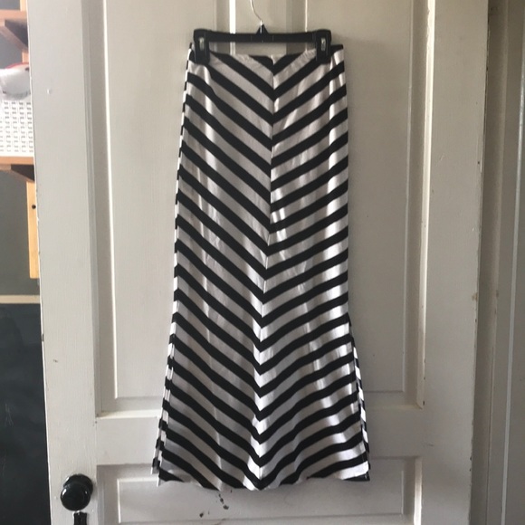 Striped maxi skirt with side slit - Picture 1 of 2